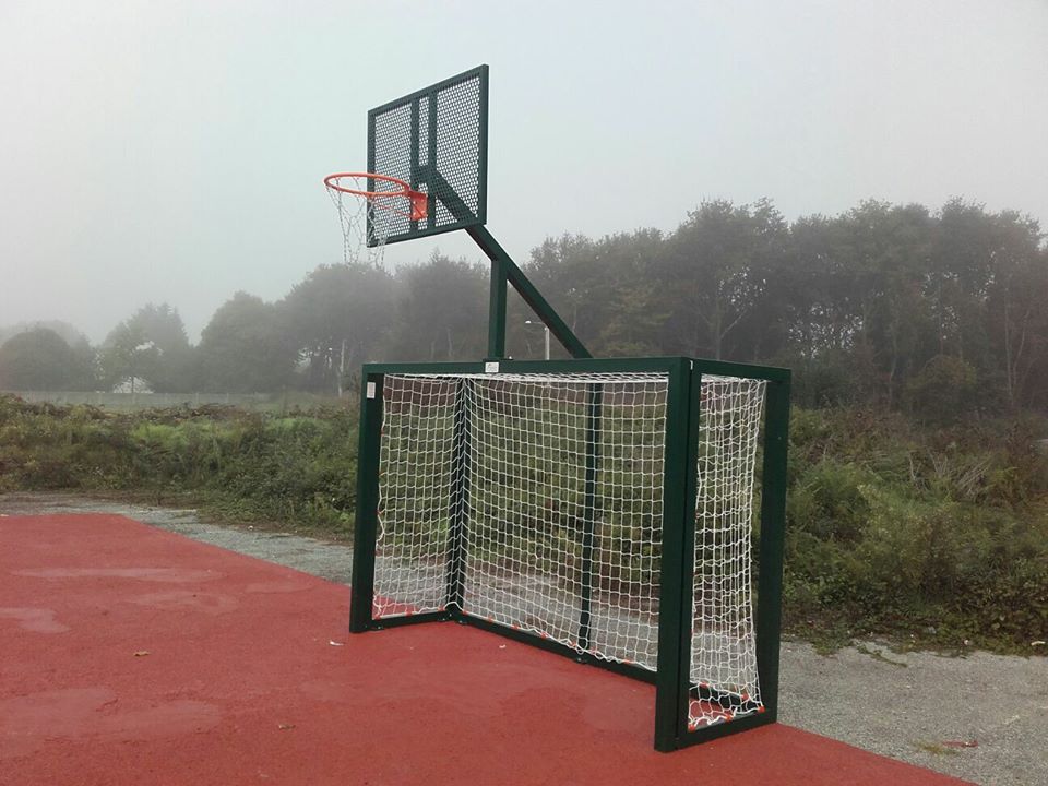 SET OF 2 INDOOR SOCCER/HANDBALL GOALS - GREEN BASKETBALL HOOP