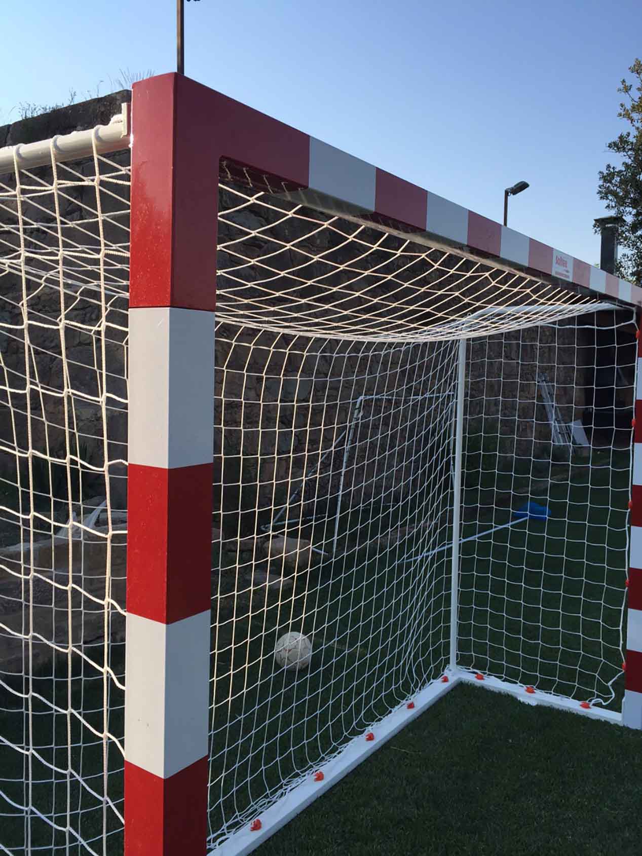 SET OF MOVABLE INDOOR SOCCER/HANDBALL GOALS, METAL 80X80MM WITH 80X40MM BASE