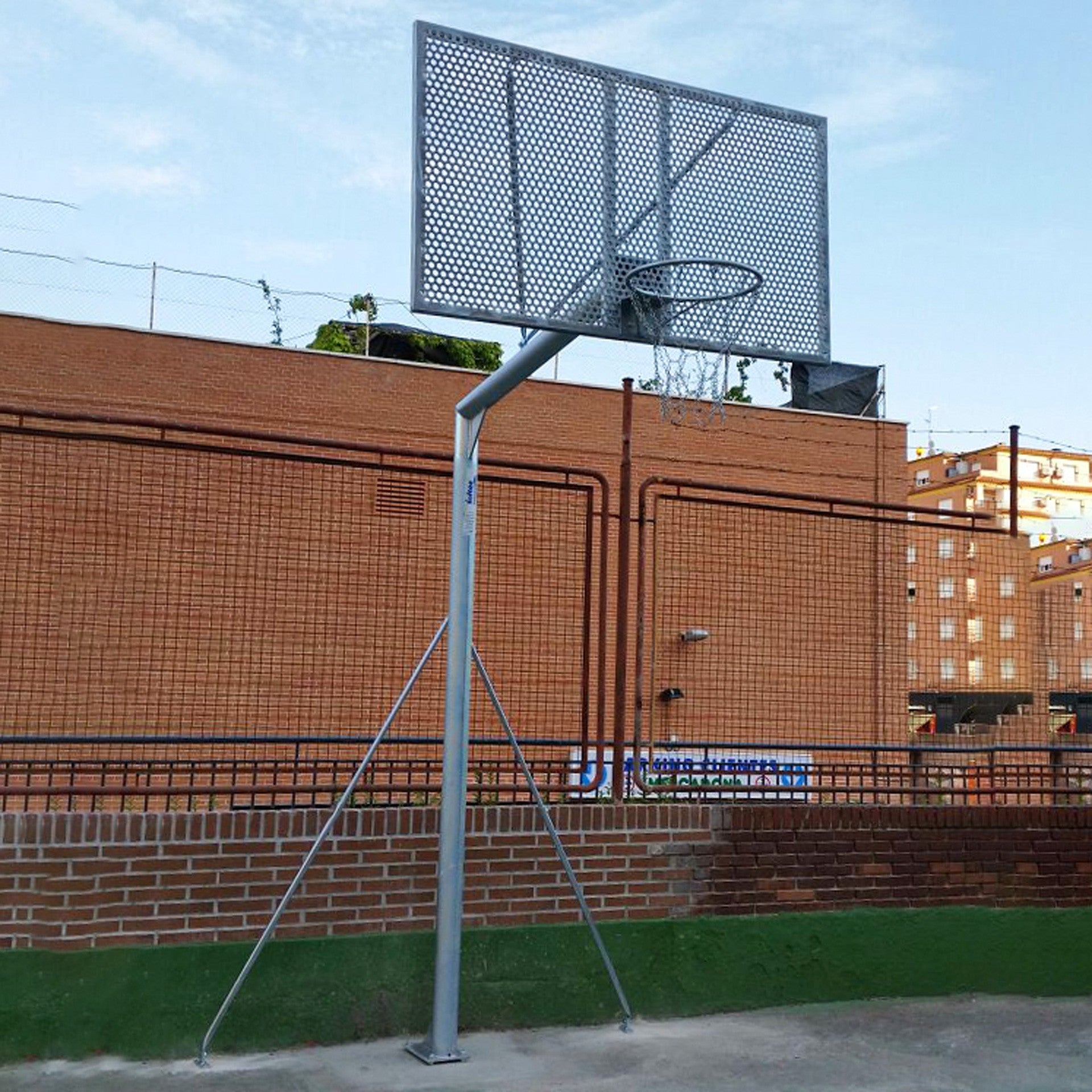JEU DE 2 ÉTRIERS GALVANISÉS POUR PANIERS À VISSER AU SOL